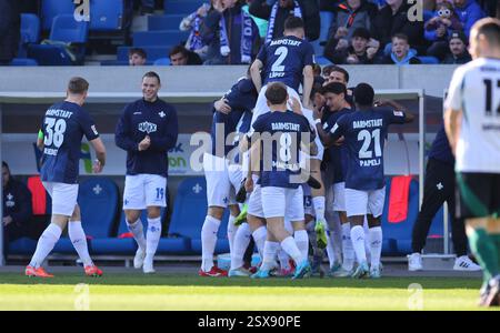 Darmstadt, Deutschland. Februar 2025. 23.02.2025, xdcx, Fussball 2. Bundesliga, SV Darmstadt 98 - FC Schalke 04, emonline, emspor, despor, v.l., Torjubel zum 1:0 durch Isac Lidberg (SV Darmstadt 98), Torfeier, das Ziel feiern DFL/DFB-VORSCHRIFTEN VERBIETEN JEDE VERWENDUNG VON FOTOGRAFIEN ALS BILDSEQUENZEN UND/ODER QUASI-VIDEO. Quelle: dpa/Alamy Live News Stockfoto