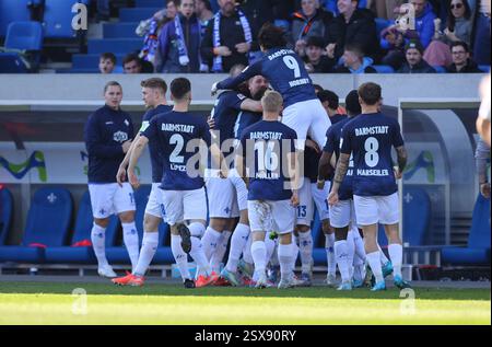 Darmstadt, Deutschland. Februar 2025. 23.02.2025, xdcx, Fussball 2. Bundesliga, SV Darmstadt 98 - FC Schalke 04, emonline, emspor, despor, v.l., Torjubel zum 1:0 durch Isac Lidberg (SV Darmstadt 98), Torfeier, das Ziel feiern DFL/DFB-VORSCHRIFTEN VERBIETEN JEDE VERWENDUNG VON FOTOGRAFIEN ALS BILDSEQUENZEN UND/ODER QUASI-VIDEO. Quelle: dpa/Alamy Live News Stockfoto