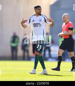 Darmstadt, Deutschland. Februar 2025. 23.02.2025, xdcx, Fussball 2. Bundesliga, SV Darmstadt 98 - FC Schalke 04, emonline, emspor, despor, v.l., Aymen Barkok (FC Schalke 04) enttaeuscht, enttaeuscht schauend, enttäuscht, traurig, frustiert, FRUST, GEFRUSTET DFL/DFB-VORSCHRIFTEN VERBIETEN DIE VERWENDUNG VON FOTOS ALS BILDSEQUENZEN UND/ODER QUASI-VIDEO. Quelle: dpa/Alamy Live News Stockfoto