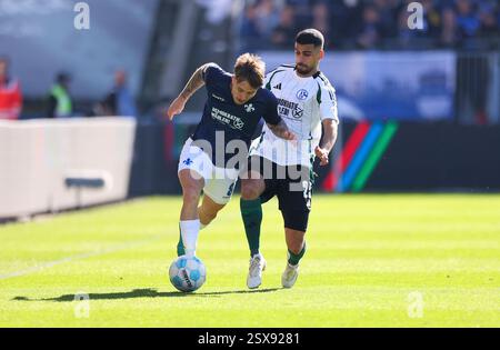 Darmstadt, Deutschland. Februar 2025. 23.02.2025, xdcx, Fussball 2. Bundesliga, SV Darmstadt 98 - FC Schalke 04, emonline, emspor, despor, v.l., Luca Marseiler (SV Darmstadt 98), Aymen Barkok (FC Schalke 04) DFL/DFB-VORSCHRIFTEN VERBIETEN JEDE VERWENDUNG VON FOTOGRAFIEN ALS BILDSEQUENZEN UND/ODER QUASI-VIDEO. Quelle: dpa/Alamy Live News Stockfoto