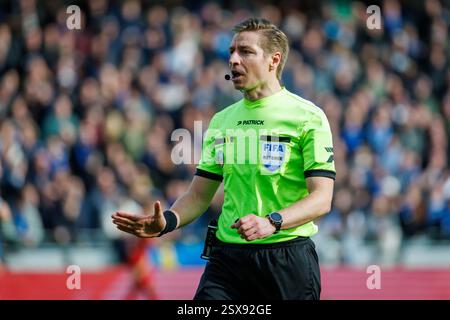 Brügge, Belgien. Februar 2025. Schiedsrichter Lawrence Visser, dargestellt während eines Fußballspiels zwischen Club Brugge und Standard de Lüttich am Sonntag, den 23. Februar 2025 in Brügge, am 27. Tag der Saison 2024-2025 der ersten Liga der „Jupiler Pro League“ der belgischen Meisterschaft. BELGA FOTO KURT DESPLENTER Credit: Belga Nachrichtenagentur/Alamy Live News Stockfoto