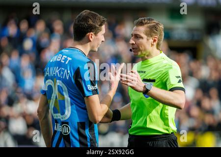 Brügge, Belgien. Februar 2025. Hans Vanaken und Schiedsrichter Lawrence Visser wurden während eines Fußballspiels zwischen Club Brugge und Standard de Lüttich am Sonntag, den 23. Februar 2025 in Brügge, am 27. Tag der Saison 2024-2025 der ersten Liga der „Jupiler Pro League“ der belgischen Meisterschaft, dargestellt. BELGA FOTO KURT DESPLENTER Credit: Belga Nachrichtenagentur/Alamy Live News Stockfoto