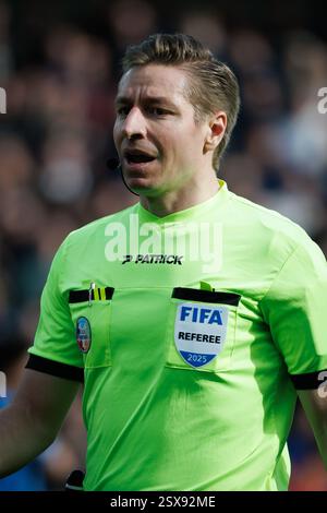Brügge, Belgien. Februar 2025. Schiedsrichter Lawrence Visser, dargestellt während eines Fußballspiels zwischen Club Brugge und Standard de Lüttich am Sonntag, den 23. Februar 2025 in Brügge, am 27. Tag der Saison 2024-2025 der ersten Liga der „Jupiler Pro League“ der belgischen Meisterschaft. BELGA FOTO KURT DESPLENTER Credit: Belga Nachrichtenagentur/Alamy Live News Stockfoto