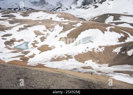 Einsamer winziger Wanderer in einer riesigen alpinen Gletscherlandschaft, Pamir Mountains, Kirgisistan Stockfoto