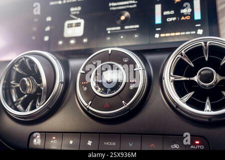 Modernes Armaturenbrett mit erweiterter Klimaregelung und Infotainment für besseres Fahren. Ein elegantes und modernes Armaturenbrett für das Auto, das Klimaveränderungen anzeigt Stockfoto