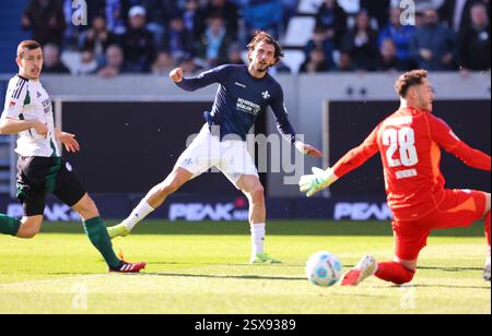 Darmstadt, Deutschland. Februar 2025. 23.02.2025, xdcx, Fussball 2. Bundesliga, SV Darmstadt 98 - FC Schalke 04, emonline, emspor, despor, v.l., Fraser Hornby (SV Darmstadt 98), Torwart Justin Heekeren (FC Schalke 04) DFL/DFB-VORSCHRIFTEN VERBIETEN JEDE VERWENDUNG VON FOTOGRAFIEN ALS BILDSEQUENZEN UND/ODER QUASI-VIDEO. Quelle: dpa/Alamy Live News Stockfoto
