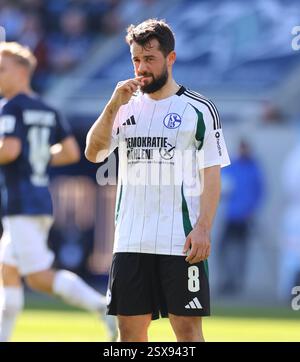 Darmstadt, Deutschland. Februar 2025. 23.02.2025, xdcx, Fussball 2. Bundesliga, SV Darmstadt 98 - FC Schalke 04, emonline, emspor, despor, v.l., Amin Younes (FC Schalke 04) enttaeuscht, enttaeuscht schauend, enttäuscht, traurig, frustiert, FRUST, GEFRUSTET DFL/DFB-VORSCHRIFTEN VERBIETEN DIE VERWENDUNG VON FOTOS ALS BILDSEQUENZEN UND/ODER QUASI-VIDEO. Quelle: dpa/Alamy Live News Stockfoto