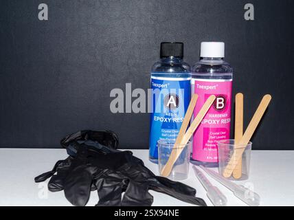 Belfast County Down Northern Ireland 16. Februar 2025 - Flaschen mit Teexpert Epoxidharz und Härter auf weißem Grund und schwarzem Hintergrund Stockfoto