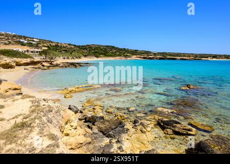 Fanos Ano Koufonisi Strand mit azurblauem Meerwasser. Kleine Kykladen, Griechenland Stockfoto