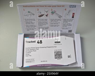 Darmkrebs-Screening-Kit, das vom NHS zur Stuhlprobe zu Hause entnommen und für Screening-Tests per Post zurückgesendet wird, an die Zielgruppe Demographie gesendet wird. UK Stockfoto