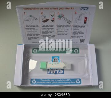 Darmkrebs-Screening-Kit, das vom NHS zur Stuhlprobe zu Hause entnommen und für Screening-Tests per Post zurückgesendet wird, an die Zielgruppe Demographie gesendet wird. UK Stockfoto