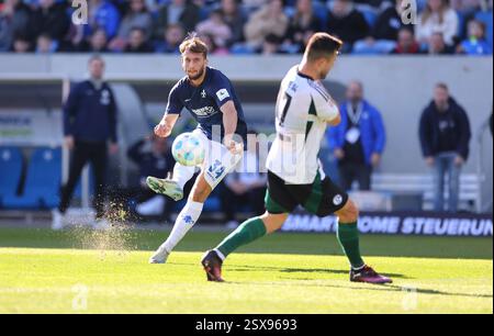 Darmstadt, Deutschland. Februar 2025. 23.02.2025, xdcx, Fussball 2. Bundesliga, SV Darmstadt 98 - FC Schalke 04, emonline, emspor, despor, v.l., Killian Corredor (SV Darmstadt 98), Adrian Gantenbein (FC Schalke 04) DFL/DFB-VORSCHRIFTEN VERBIETEN JEDE VERWENDUNG VON FOTOGRAFIEN ALS BILDSEQUENZEN UND/ODER QUASI-VIDEO. Quelle: dpa/Alamy Live News Stockfoto