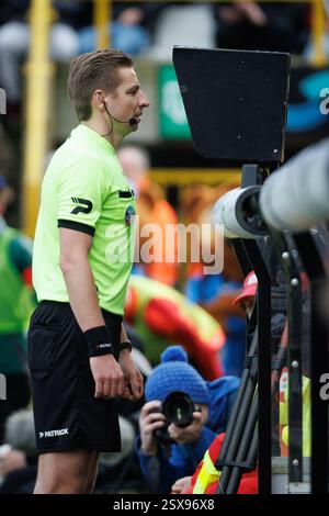 Brügge, Belgien. Februar 2025. Schiedsrichter Lawrence Visser sah eine Szene auf dem VAR-Videoassistenten-Schiedsrichterbildschirm während eines Fußballspiels zwischen Club Brugge und Standard de Lüttich am Sonntag, den 23. Februar 2025 in Brügge, am 27. Tag der Saison 2024-2025 der ersten Liga der „Jupiler Pro League“ der belgischen Meisterschaft. BELGA FOTO KURT DESPLENTER Credit: Belga Nachrichtenagentur/Alamy Live News Stockfoto