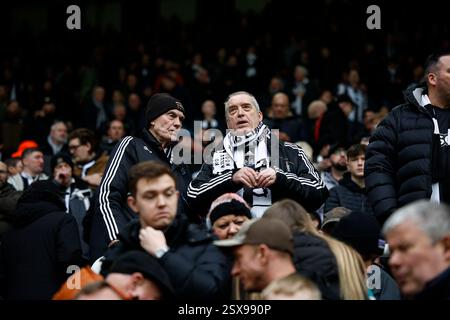 Newcastle, Großbritannien. Newcastle, Großbritannien. Februar 2025. 23. Februar 2025; St. James' Park, Newcastle, England; Premier League Football, Newcastle United gegen Nottingham Forest; Newcastle-Fans warten auf den Auftakt Stockfoto