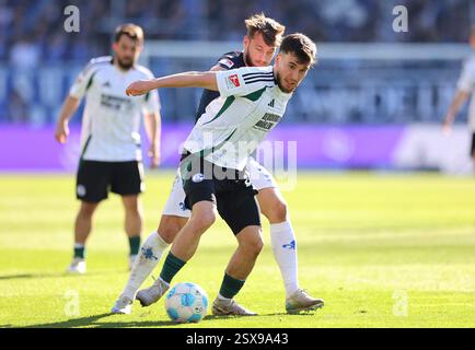 Darmstadt, Deutschland. Februar 2025. 23.02.2025, xdcx, Fussball 2. Bundesliga, SV Darmstadt 98 - FC Schalke 04, emonline, emspor, despor, v.l., Mehmet Aydin (FC Schalke 04), Killian Corredor (SV Darmstadt 98) DFL/DFB-VORSCHRIFTEN VERBIETEN DIE VERWENDUNG VON FOTOGRAFIEN ALS BILDSEQUENZEN UND/ODER QUASI-VIDEO. Quelle: dpa/Alamy Live News Stockfoto