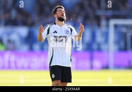 Darmstadt, Deutschland. Februar 2025. 23.02.2025, xdcx, Fussball 2. Bundesliga, SV Darmstadt 98 - FC Schalke 04, emonline, emspor, despor, v.l., Amin Younes (FC Schalke 04) enttaeuscht, enttaeuscht schauend, enttäuscht, traurig, frustiert, FRUST, GEFRUSTET DFL/DFB-VORSCHRIFTEN VERBIETEN DIE VERWENDUNG VON FOTOS ALS BILDSEQUENZEN UND/ODER QUASI-VIDEO. Quelle: dpa/Alamy Live News Stockfoto