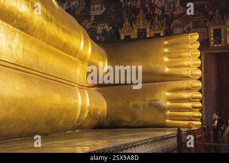 Riesige goldene Füße der liegenden Buddha-Statue am Wat Pho Tempel in Bangkok, Thailand, repräsentiert Hingabe, Spiritualität und heilige Kunst Stockfoto