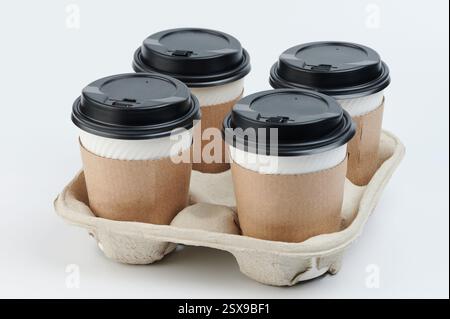 Satz Pappbecher im Fach isoliert auf weißem Studiohintergrund Stockfoto