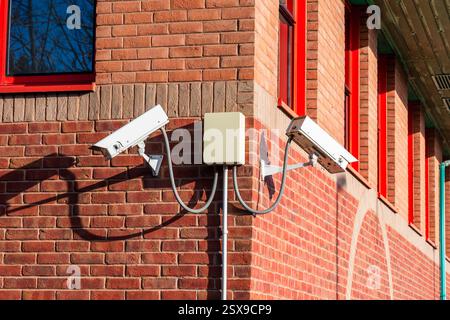 Sicherheitskameras, Konzept eines großen Bruders oder der Behörden, die Menschen ausspionieren, Überwachung durch die Regierung oder ein Klischee für die Privatsphäre Stockfoto