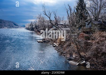 Die Bäume rund um das Dorf New Hope, PA, USA, glitzern im frühen Morgenlicht, nachdem ein Wintereissturm vorbei war. Stockfoto