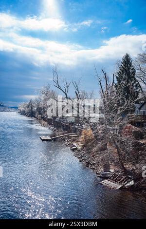 Die Bäume rund um das Dorf New Hope, PA, USA, glitzern im frühen Morgenlicht, nachdem ein Wintereissturm vorbei war. Stockfoto