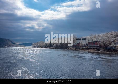 Die Bäume rund um das Dorf New Hope, PA, USA, glitzern im frühen Morgenlicht, nachdem ein Wintereissturm vorbei war. Stockfoto