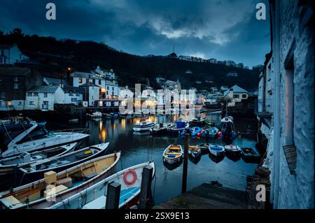 Polperro Hafen in der Abenddämmerung, Polperro, Cornwall, Großbritannien Stockfoto
