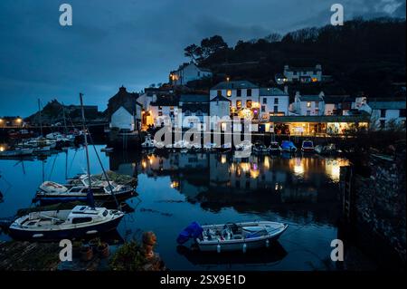 Polperro Hafen in der Abenddämmerung, Polperro, Cornwall, Großbritannien Stockfoto