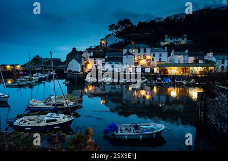 Polperro Hafen in der Abenddämmerung, Polperro, Cornwall, Großbritannien Stockfoto