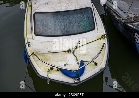 Kleines Tagesboot im Hafen von Polperro, Fischerboote, Polperro, Cornwall Stockfoto