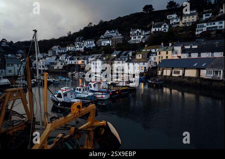 Polperro Hafen mit angelegten Fischerbooten in der Abenddämmerung, Polperro, Cornwall, Großbritannien Stockfoto