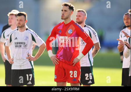 Darmstadt, Deutschland. Februar 2025. 23.02.2025, xdcx, Fussball 2. Bundesliga, SV Darmstadt 98 - FC Schalke 04, emonline, emspor, despor, v.l., Torwart Justin Heekeren (FC Schalke 04) enttaeuscht, enttaeuscht schauend, enttäuscht, traurig, frustiert, FRUST, GEFRUSTET DFL/DFB-VORSCHRIFTEN VERBIETEN DIE VERWENDUNG VON FOTOS ALS BILDSEQUENZEN UND/ODER QUASI-VIDEO. Quelle: dpa/Alamy Live News Stockfoto