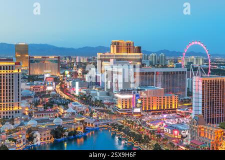 LAS VEGAS, NEVADA, USA - 4. APRIL 2018: Skyline der Innenstadt von Las Vegas mit Kasinos in der Abenddämmerung. Stockfoto