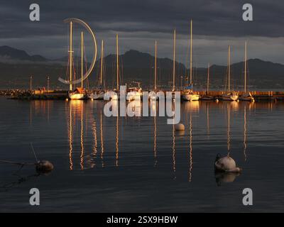 Sonnenuntergang nach einem regnerischen Tag auf dem Genfer See in Ouchy, Lausanner Hafen, Schweiz Stockfoto