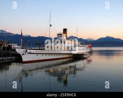 Bootstour auf dem Genfer See (Leman) vor Anker im Hafen von Ouchy, Lausanne. Dieses Modell gehört zum Hafen von Vevey in der Schweiz. Genfer See (Lem Stockfoto