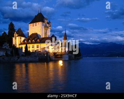 Schloss Oberhofen ist ein romantisches Seeschloss, das bis ins 12. Jahrhundert zurückreicht, obwohl es in den Jahrhunderten seiner Geschichte zahlreiche Ergänzungen erlitt. I Stockfoto
