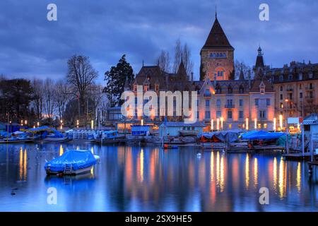 Moody-Szene des Chateau d'Ouchy am Genfer See (Leman) in Lausanne, Schweiz. HDR-Bild, aufgenommen während eines bewölkten Winterabends kurz nach Sonnenuntergang Stockfoto
