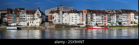 Ein Panoramabild aus 4 hochauflösenden Bildern des Rheins mit Blick auf die Uferhäuser in Basel, Schweiz, während des Tages. Th Stockfoto