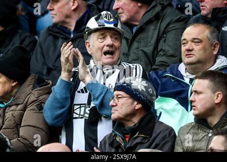 Newcastle, Großbritannien. Februar 2025. Ein Fan von Newcastle United feiert während des Premier League-Spiels Newcastle United gegen Nottingham Forest im St. James's Park, Newcastle, Vereinigtes Königreich, 23. Februar 2025 (Foto: Alfie Cosgrove/News Images) in Newcastle, Vereinigtes Königreich am 23. Februar 2025. (Foto: Alfie Cosgrove/News Images/SIPA USA) Credit: SIPA USA/Alamy Live News Stockfoto