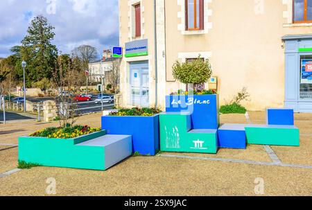 Farbenfrohe moderne Kästen und Pflanzgefäße mit Schildern für die Stadt Le Blanc, Indre (36), Frankreich. Stockfoto