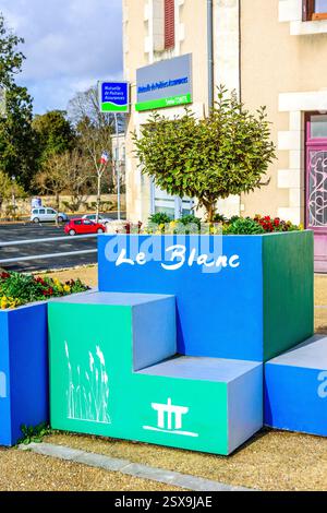 Farbenfrohe moderne Kästen und Pflanzgefäße mit Schildern für die Stadt Le Blanc, Indre (36), Frankreich. Stockfoto