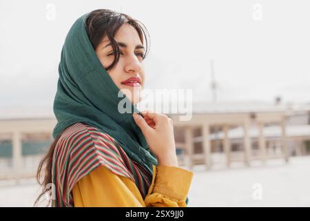 Porträt einer jungen muslimischen Frau mit Kopftuch Stockfoto