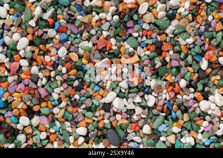 Mehrfarbiger Schotter aus der Nähe, Draufsicht. Abstrakter Naturhintergrund Stockfoto