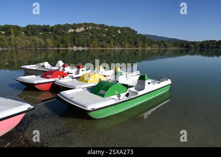 Tretboote, Tretboote oder Paddelboote am Ufer von Etang de la Bonde oder Bonde Lake, Luberon Regional Park Vaucluse Provence Frankreich Stockfoto