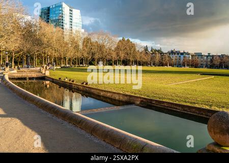 Blick auf einen Wassergraben rund um den Bellevue City Park in Bellevue, Washington. Stockfoto