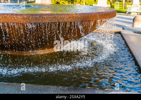 Eine Nahaufnahme eines Springbrunnens im Bellevue City Park in Bellevue, Washington. Stockfoto