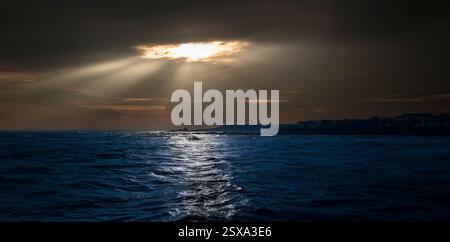 Dramatisches Abendlicht auf dem Fluss Forth bei Anstruther in Fife, Schottland Stockfoto