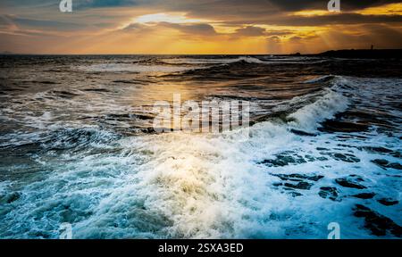 Dramatisches Abendlicht auf dem Fluss Forth bei Anstruther in Fife, Schottland Stockfoto