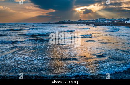 Dramatisches Abendlicht auf dem Fluss Forth bei Anstruther in Fife, Schottland Stockfoto