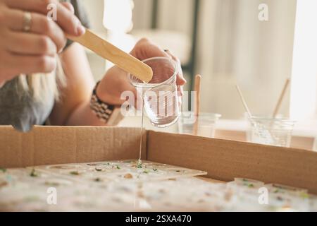 Kunsthandwerk: Kunsthandwerk für Frauen, kaukasier, Erwachsene mit Epoxidharz und Formen. Stockfoto